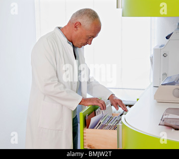 Arzt Patienten Dateien durchsuchen Stockfoto