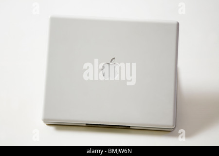 Eine offene Apple iBook G4 Laptop / Laptop zeigt das Apple-Logo. Stockfoto