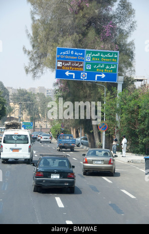 Ägypten, Kairo. Alltag in der Innenstadt von Kairo. Verkehrszeichen auf der beliebten Ring Road. Stockfoto