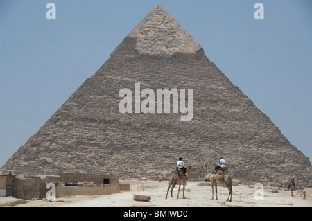 Ägypten, Kairo. Touristen Polizei Wachen montiert auf Kamelen vor den Pyramiden von Gizeh. Stockfoto