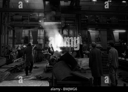 Geschmolzenes Metall gießen in einer Black Country Eisengießerei, West Midlands, England Stockfoto