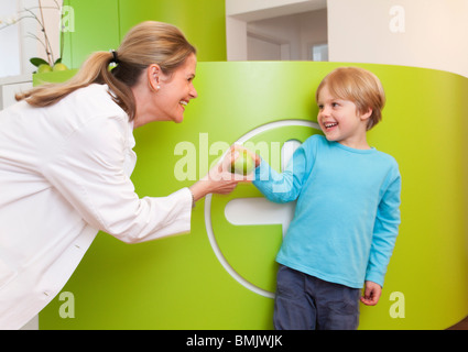 Arzt mit Apple, um junge Stockfoto