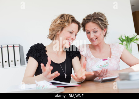 Zwei Frau diskutieren Geschäft Stockfoto