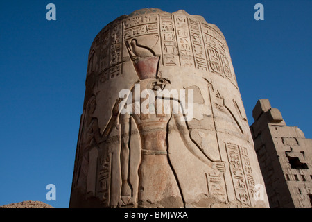 Relief des Gottes Horus auf eine Spalte im Hof des Tempels von Sobek und Haroeris, Kom Ombo, Assuan, Ägypten Stockfoto