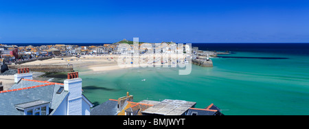 Panorama auf den Hafen und den Strand von St Ives in Cornwall, England. Stockfoto