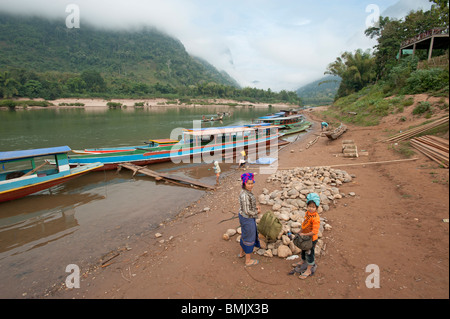 Lao Dorfbewohner an den Ufern des Flusses Nam Ou in Muang Ngoi Nordlaos Stockfoto