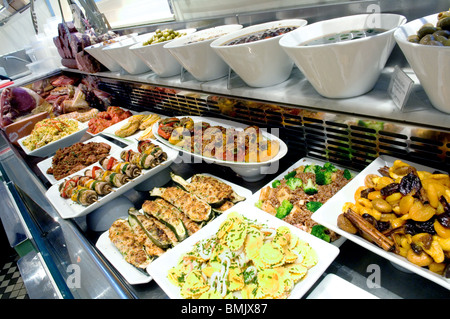 Nahrung für Verkauf in Carluccios Covent Garden. Eine Darstellung der leckeres Essen zum Verkauf bereit, verzehrt werden. Stockfoto