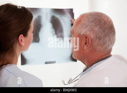 Arzt und Krankenschwester Blick auf x-ray Stockfoto