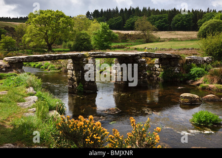 Die mittelalterliche Clapper Brücke über den East Dart River bei Postbridge im Dartmoor National Park, Devon. Stockfoto