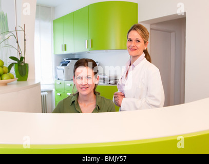 Arzt und Rezeptionistin in der Chirurgie Stockfoto