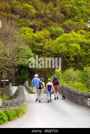 Wanderer auf Grange Brücke in Borrowdale, Lake District, England, UK Stockfoto