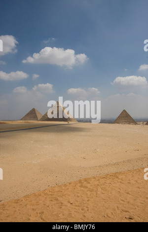 Große Pyramide von Khufu (Cheops), Pyramide von Khafre (Chephren) und Pyramide des Mykerinos (Mykerinos), Al-Jizah, Giza, Ägypten Stockfoto