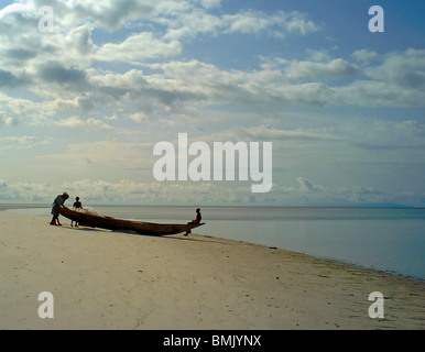 Fischer, die Silhouette auf ein Kanu an einem Strand in die Turtle Islands, Sierra Leone Stockfoto