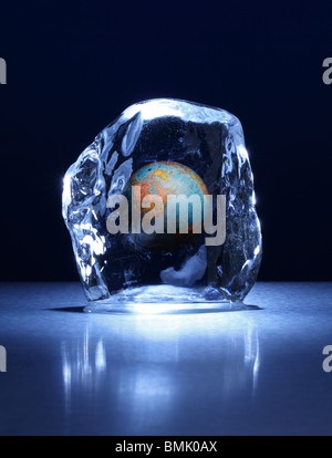 Einen gefrorenen Block aus Eis mit einer Weltkugel auf einer Metalloberfläche innen gefroren Stockfoto