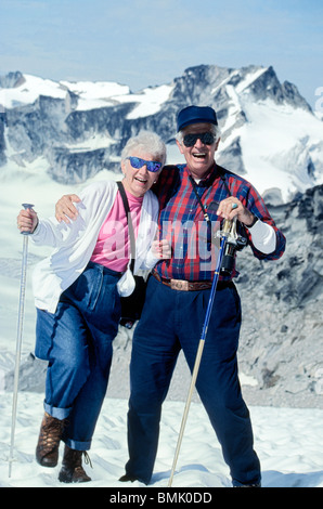 Einem aktiven älteren amerikanischen Ehepaar wandert im verschneiten Bugaboo-Bereich von den Purcell Mountains in British Columbia, Kanada, Nordamerika. Stockfoto