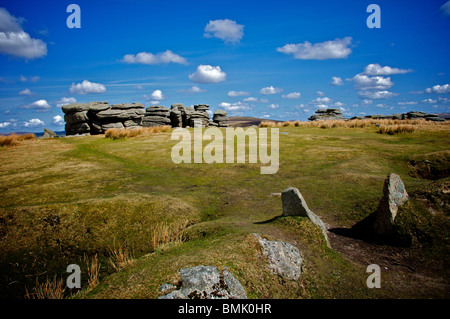 Granitfelsen auf ein Tor auf Dartmoor, Devon, England. Stockfoto