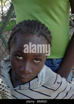 Ein junges Mädchen von der Straße haitianischer Abstammung leben auf den Straßen von Santo Domingo, Dominikanische Republik Stockfoto