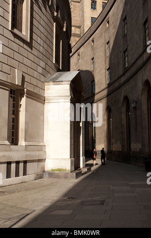 Bibliothek zu Fuß zwischen Zentralbibliothek und der Rathaus-Erweiterung, Manchester, UK. Stockfoto