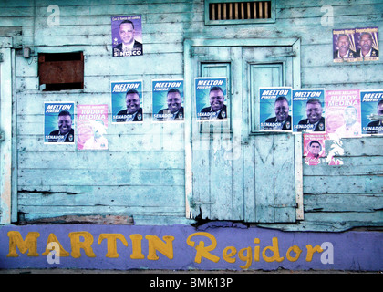 Politische Kampagnenposter an der Wand in Barahona, Dominikanische Republik Stockfoto