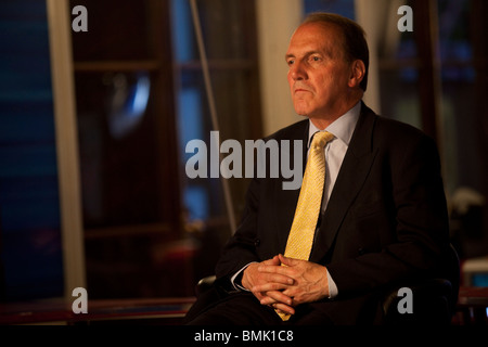 Simon Hughes, MP für Bermondsey und alte Southwark beobachtet, wie die Umfrage für die Parlamentswahlen 2010 veröffentlicht wird. Stockfoto