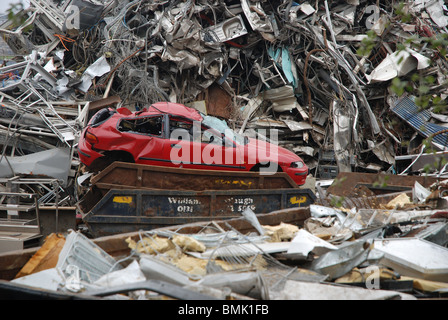 Rotes Auto in einem Edinburgh Schrottplatz. Stockfoto