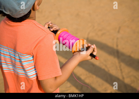 Junge Drachenfest Shivaji Park Rolle des Fadens festhalten; Bombay Mumbai; Maharashtra; Indien Stockfoto