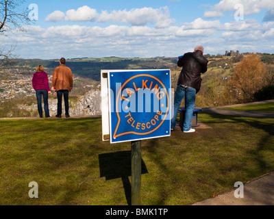 Touristen genießen Sie den Blick von den Höhen von Abraham Freizeitpark in Matlock Bath Derbyshire Peak District England Großbritannien Stockfoto