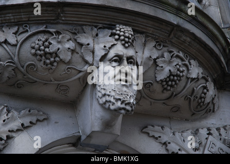 Der Kopf des Bacchus, der römische Gott des Weines und Rausch, bekannt als Dionysos den Griechen an einem Gebäude in Leith, Edinburgh. Stockfoto