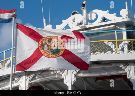 Die Florida State Flag auf dem Jungle Queen-Restaurant-Boot zum Abendessen Kreuzfahrten in Fort Lauderdale, Florida, USA Stockfoto