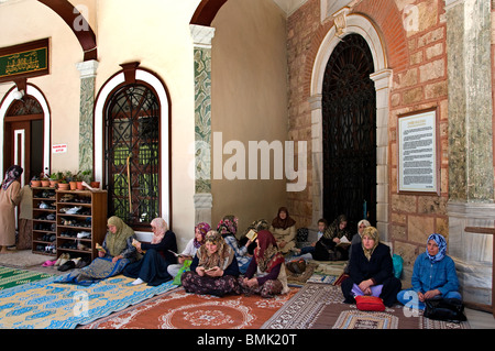 Bursa Emir Sultan Emirsultan Camii Moschee Türkei Anatolien Frauen beten Stockfoto