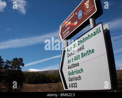 Gälisch Verkehrszeichen an Braemore Kreuzung auf die A835 zwischen Inverness & Ullapool, Wester Ross, North West Schottland Stockfoto