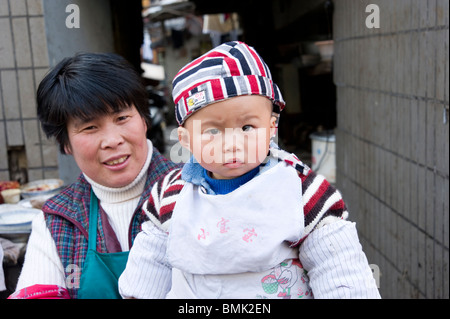 Niedliche Baby in der Altstadt, Shanghai, China Stockfoto