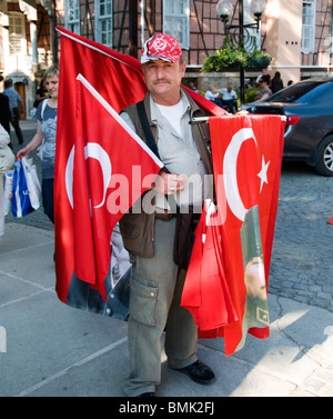 Bursa Kapali Carci Baz Markt Basar Türkei Mann mit Flagge Flaggen Anatolien Stockfoto