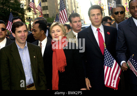 NY Senator Hillary Rodham Clinton (C) marschiert n der Columbus Day Parade am 14. Oktober 2002 in New York Stockfoto