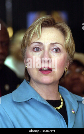 NY-Senatorin Hillary Clinton spricht an der Liebe Gospel Assembly Food Bank in New York am 18. Dezember 2002 Stockfoto