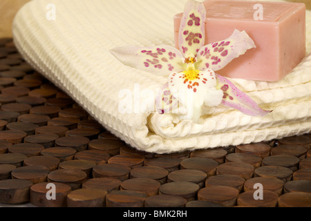 Zen-artige Szene mit Blumen und Kerzen Stockfoto