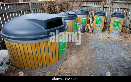 Kostenlose kommunale Müllsammelstelle im Freien für recycelbare Abfallstoffe, separate Abfallbehälter für verschiedene Materialarten Finnland Stockfoto