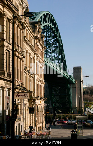 Kai in Newcastle und Tyne Bridge. Menschen Essen unter freiem Himmel in einem Café mit einigen Tischen im Freien. Stockfoto