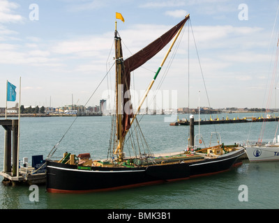 Themse Segeln Lastkahn Alice festgemacht an Gunwharf Quays Portsmouth Harbour England UK Stockfoto