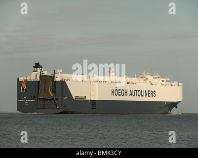 Fahrzeugtransporte Schiff Hoegh St.Petersburg verlassen Southampton UK Stockfoto