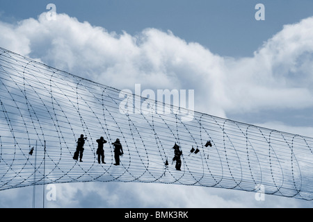 Arbeiter arbeiten auf Anishs riesigen öffentlichen Kunstwerk, Temenos in Middlesbrough Stockfoto