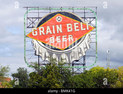 The iconic Grain Belt Beer sign in Minneapolis, Minnesota, glows over the Mississippi River, a classic symbol of the city’s brewing heritage. Stockfoto