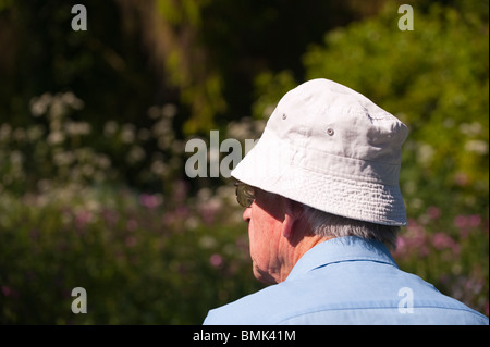 Ein MODEL Release älterer Mann blickt auf seine Frühlingsgarten im Vereinigten Königreich Stockfoto
