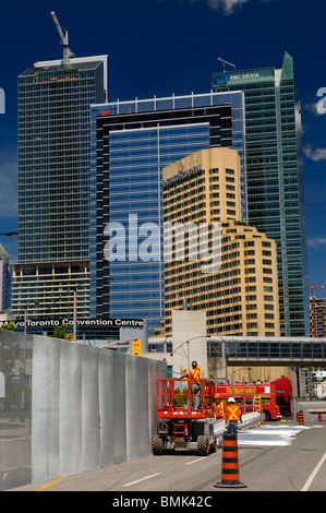 Arbeitnehmer, die Montage eines Stahl Sicherheitszauns in Vorbereitung auf die Massenkontrolle auf dem G20-Gipfel in Toronto Convention Centre Stockfoto