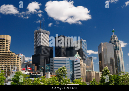 Stadtbild der Innenstadt von Toronto mit Metro Convention Centre und Bank Türmen auf einem blauen Himmel Sommertag Stockfoto