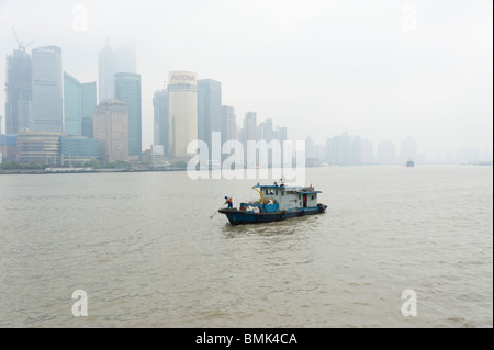 Kleines Boot raffte Wurf am Fluss Huangpu, Shanghai, China Stockfoto