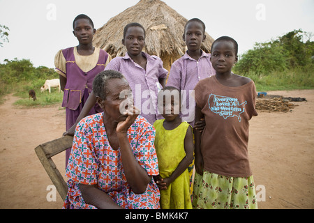 Witwe und ihren Enkeln in Nordirland, Uganda, Ostafrika. Stockfoto