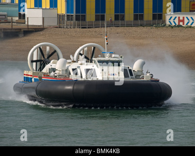 Hovertravel Hovercraft verlassen Southsea Hampshire England UK für Ryde Isle Of Wight Stockfoto