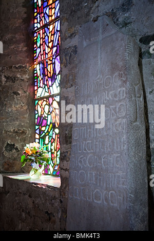 Caldey Stone mit Ogham Schrift in St Illtyd Kirche Caldey Island Wales UK Stockfoto