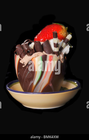 Schokolade und Erdbeer-Mousse, isoliert auf schwarz Stockfoto